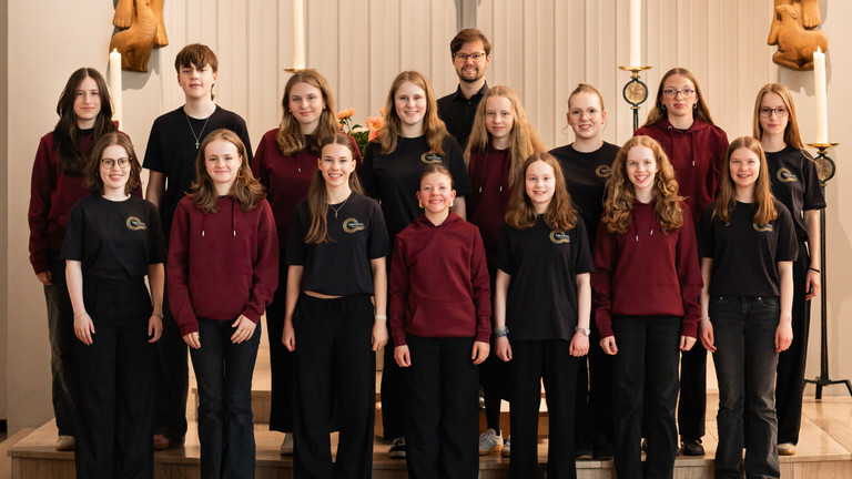 Der Jugendchor der Kantorei Poppenbüttel in festlicher Kleidung spielt zum Michaelstag in der St. Michaelskapelle in Hamburg-Volksdorf.