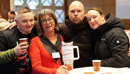 Vier Mitarbeitende stehen an einem Tisch, halten Getränkebecher und Trinkgefäße hoch und blicken fröhlich in die Kamera bei der Weihnachtsfeier 2025 von Amalie Sieveking Krankenhaus, Residenz am Wiesenkamp, Feierabendhaus Volksdorf und Albertinen Kindertagesstätte Volksdorf auf dem Gesundheitscampus Volksdorf in Hamburg Vier Mitarbeitende stehen an einem Tisch, halten Getränkebecher und Trinkgefäße hoch und blicken fröhlich in die Kamera bei der Weihnachtsfeier 2025 von Amalie Sieveking Krankenhaus, Residenz am Wiesenkamp, Feierabendhaus Volksdorf und Albertinen Kindertagesstätte Volksdorf auf dem Gesundheitscampus Volksdorf in Hamburg