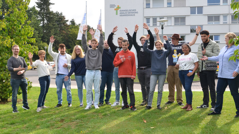 Teamfoto der neuen Auszubildenden im Evangelischen Amalie Sieveking Krankenhaus, Hamburg-Volksdorf
