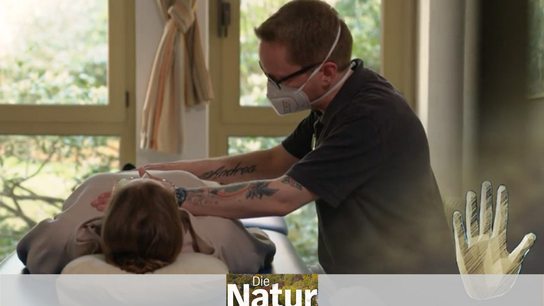 Naturheilkunde Berlin - Nachrichten - Video-Tipp: Ein Physiotherapeut hilft einer Patientin ruhig zu atmen. Das hilft gegen Stress.