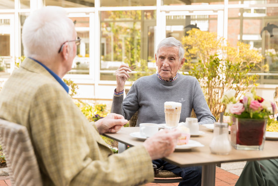 Zwei Senioren sitzen zusammen am Esstisch, Speiseversorgung Seniorenresidenz, Verpflegung im Altenheim, Restaurant in der Residenz am Wiesenkamp, Hamburg-Volk