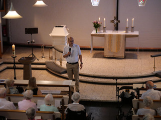 Prof. Dr. Ernst von Dobschütz begrüßt die Gäste zum Sommerkonzert in der St. Michaelskapelle auf dem Gesundheitscampus Volksdorf Prof. Dr. Ernst von Dobschütz begrüßt die Gäste zum Sommerkonzert in der St. Michaelskapelle auf dem Gesundheitscampus Volksdorf
