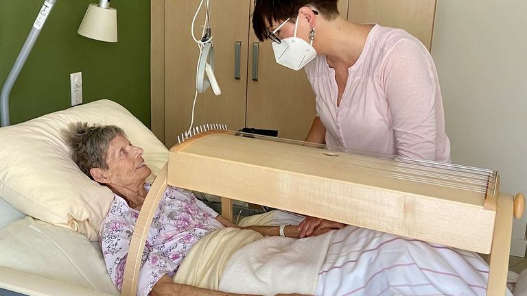 Diakonie Hospiz Woltersdorf - Spenden und Firmenpartnertschaften - Finanzierung von Musik- und Kunsttherapie - Geldspende Ikea - Musiktherapie mit Körpertambura