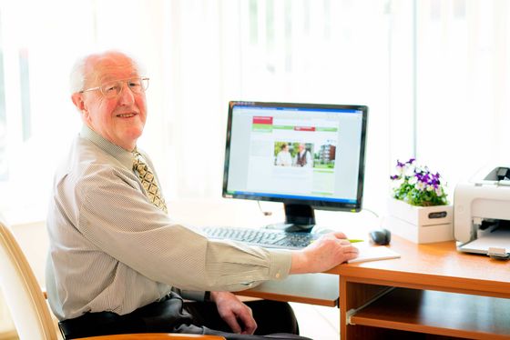 Ein Senior sitzt am PC, Freizeitangebot in der Seniorenresidenz, Freizeitkurse für Senioren und Seniorinnen, Residenz am Wiesenkamp, Hamburg-Volksdorf Ein Senior sitzt am PC, Freizeitangebot in der Seniorenresidenz, Freizeitkurse für Senioren und Seniorinnen, Residenz am Wiesenkamp, Hamburg-Volksdorf