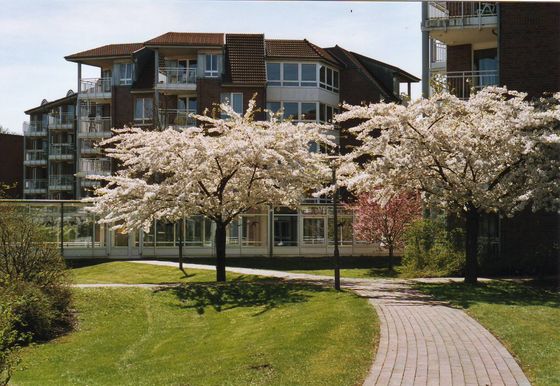 Hausaufnahme von der Residenz am Wiesenkamp vom Garten mit blühenden Apfelbäumen, Seniorenheim im Grünen, Seniorenresidenz ländlicher Standort in der Großstadt, Hamburg-Volksdorf Hausaufnahme von der Residenz am Wiesenkamp vom Garten mit blühenden Apfelbäumen, Seniorenheim im Grünen, Seniorenresidenz ländlicher Standort in der Großstadt, Hamburg-Volksdorf