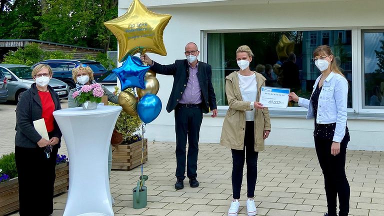 Diakonie Hospiz Woltersdorf - Förderverein Polarstern übergibt Spendenscheck