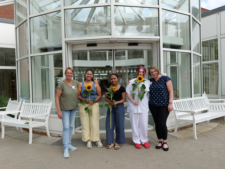 Die neuen Auszubildenden der Residenz am Wiesenkamp mit Pflegedienstleiterin Karina Arlt und Praxisanleiterin Petra Furmanski Die neuen Auszubildenden der Residenz am Wiesenkamp mit Pflegedienstleiterin Karina Arlt und Praxisanleiterin Petra Furmanski