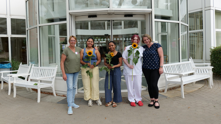Die neuen Auszubildenden der Residenz am Wiesenkamp mit Pflegedienstleiterin Karina Arlt und Praxisanleiterin Petra Furmanski Die neuen Auszubildenden der Residenz am Wiesenkamp mit Pflegedienstleiterin Karina Arlt und Praxisanleiterin Petra Furmanski