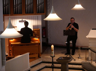 Organist Matthias Berges und Trompeter Boris Havkin musizieren gemeinsam beim Sommerkonzert in der St. Michaelskapelle Organist Matthias Berges und Trompeter Boris Havkin musizieren gemeinsam beim Sommerkonzert in der St. Michaelskapelle