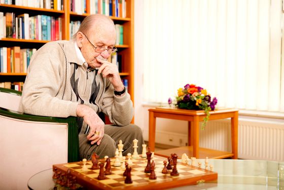 Ein Senior spielt Schach, Freizeitangebot in der Seniorenresidenz, Freizeitkurse für Senioren und Seniorinnen, Residenz am Wiesenkamp, Hamburg-Volksdorf Ein Senior spielt Schach, Freizeitangebot in der Seniorenresidenz, Freizeitkurse für Senioren und Seniorinnen, Residenz am Wiesenkamp, Hamburg-Volksdor