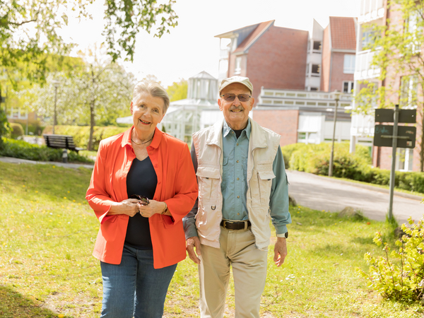 Seniorenpaar spaziert im Garten der Residenz am Wiesenkamp in Hamburg-Volksdorf – Einblick in betreutes Wohnen und hohe Lebensqualität