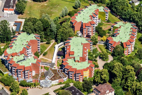 Luftaufnahme von der Residenz am Wiesenkamp in Hamburg-Volksdorf, Seniorenheim im Grünen, Seniorenresidenz ländlicher Standort in der Großstadt Luftaufnahme von der Residenz am Wiesenkamp in Hamburg-Volksdorf, Seniorenheim im Grünen, Seniorenresidenz ländlicher Standort in der Großstadt