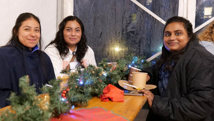 Drei Frauen sitzen an einer mit Zweigen und Weihnachtsdeko geschmückten Sitzgarnitur im Festzelt und blicken in die Kamera bei der Weihnachtsfeier 2025 von Amalie Sieveking Krankenhaus, Residenz am Wiesenkamp, Feierabendhaus Volksdorf und Albertinen Kindertagesstätte Volksdorf auf dem Gesundheitscampus Volksdorf in Hamburg Drei Frauen sitzen an einer mit Zweigen und Weihnachtsdeko geschmückten Sitzgarnitur im Festzelt und blicken in die Kamera bei der Weihnachtsfeier 2025 von Amalie Sieveking Krankenhaus, Residenz am Wiesenkamp, Feierabendhaus Volksdorf und Albertinen Kindertagesstätte Volksdorf auf dem Gesundheitscampus Volksdorf in Hamburg