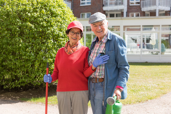 Eine Seniorin und ein Senior bei der Gartenarbeit,  24 Stunden Pflegedienst, Pflegenotruf rund um die Uhr, pflegerische Unterstützung nach Bedarf, Residenz am Wiesenkamp, Hamburg-Volksdorf