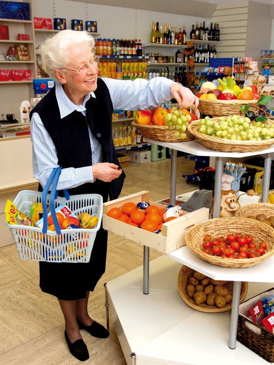Eine Senioren kauf im Minimarkt ein, enthaltene Leistungen im Wohngeld, Unterstützung im Alltag im Seniorenheim, Angebot in der Residenz am Wiesenkamp, Hamburg-Volksdorf Eine Senioren kauf im Minimarkt ein, enthaltene Leistungen im Wohngeld, Unterstützung im Alltag im Seniorenheim, Angebot in der Residenz am Wiesenkamp, Hamburg-Volksdorf