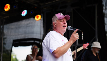 Ein Musiker steht am Mikrofon auf der Konzertbühne während eines Konzerts beim Sommerfest 2026 auf dem Gesundheitscampus Volksdorf des Evangelischen Amalie Sieveking Krankenhauses, der Residenz am Wiesenkamp, des Feierabendhauses Volksdorf und der Albertinen Kindertagesstätte Volksdorf. Ein Musiker steht am Mikrofon auf der Konzertbühne während eines Konzerts beim Sommerfest 2026 auf dem Gesundheitscampus Volksdorf des Evangelischen Amalie Sieveking Krankenhauses, der Residenz am Wiesenkamp, des Feierabendhauses Volksdorf und der Albertinen Kindertagesstätte Volksdorf.