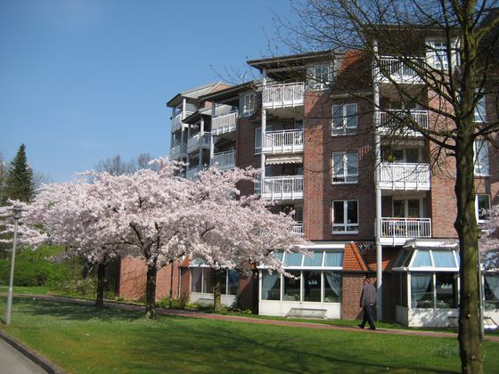 Hausansicht der Residenz vom Garten mit Balkonen, was ist los in der Residenz am Wiesenkamp, Veranstaltungskalender, Kulturveranstaltungen für Senioren und Seniorinnen, Hamburg-Volksdorf Hausansicht der Residenz vom Garten mit Balkonen, was ist los in der Residenz am Wiesenkamp, Veranstaltungskalender, Kulturveranstaltungen für Senioren und Seniorinnen, Hamburg-Volksdorf