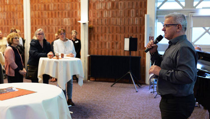 Pastor und Klinikseelsorger Roger Bahr spricht mit einem Mikrofon in der Hand zu den Gästen bei der Weihnachtsfeier 2025 von Amalie Sieveking Krankenhaus, Residenz am Wiesenkamp, Feierabendhaus Volksdorf und Albertinen Kindertagesstätte Volksdorf auf dem Gesundheitscampus Volksdorf in Hamburg Pastor und Klinikseelsorger Roger Bahr spricht mit einem Mikrofon in der Hand zu den Gästen bei der Weihnachtsfeier 2025 von Amalie Sieveking Krankenhaus, Residenz am Wiesenkamp, Feierabendhaus Volksdorf und Albertinen Kindertagesstätte Volksdorf auf dem Gesundheitscampus Volksdorf in Hamburg