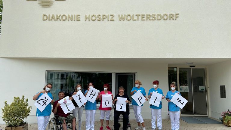 Diakonie Hospiz Woltersdorf - Kampagne 24/7 - Mitarbeitende vor dem Hospiz Diakonie Hospiz Woltersdorf - Kampagne 24/7 - Mitarbeitende vor dem Hospiz