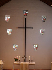 Altar mit Kreuz und den charakteristischen Glasfenstern der St. Michaelskapelle auf dem Gesundheitscampus Volksdorf Altar mit Kreuz und den charakteristischen Glasfenstern der St. Michaelskapelle auf dem Gesundheitscampus Volksdorf