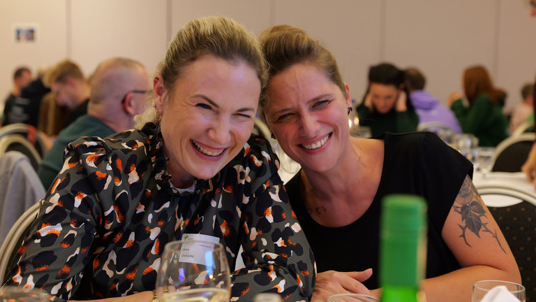 Lachende Teilnehmerinnen beim Pflegefachtag 2025 der Immanuel Albertinen Diakonie Lachende Teilnehmerinnen beim Pflegefachtag 2025 der Immanuel Albertinen Diakonie