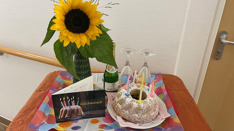 Mitarbeiterinnen haben das Geburtstagstablett für einen Gast hergerichet. - Diakonie Hospiz Wannsee