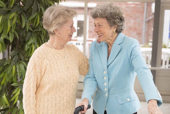 Zwei Seniorinnen unterhalten sich stehend, Pflege in der Residenz, Stationäres Pflegeangebot, Wohnen und pflegerische Unterstützung in Hamburg-Volksdorf, Residenz am Wiesenkamp Zwei Seniorinnen unterhalten sich stehend, Pflege in der Residenz, Stationäres Pflegeangebot, Wohnen und pflegerische Unterstützung in Hamburg-Volksdorf, Residenz am Wiesenkamp