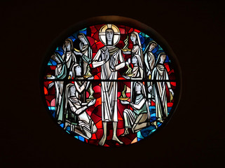 Rundes Kirchenfenster mit biblischer Darstellung von Claus Wallner in der St. Michaelskapelle auf dem Gesundheitscampus Volksdorf Rundes Kirchenfenster mit biblischer Darstellung von Claus Wallner in der St. Michaelskapelle auf dem Gesundheitscampus Volksdorf