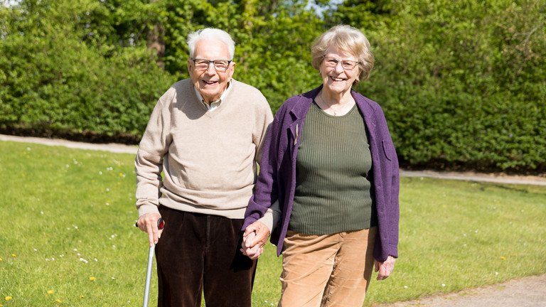 Seniorenpaar spaziert Hand in Hand durch den Garten der Residenz am Wiesenkamp in Hamburg beim Besichtigungstag Seniorenpaar spaziert Hand in Hand durch den Garten der Residenz am Wiesenkamp in Hamburg beim Besichtigungstag