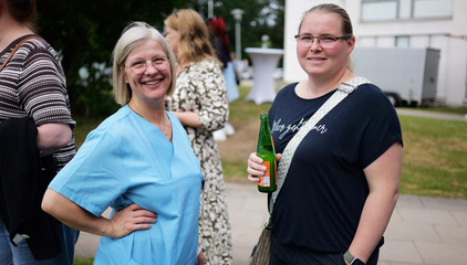 Zwei Mitarbeiterinnen unterhalen sich und blicken in die Kamera beim Sommerfest 2026 auf dem Gesundheitscampus Volksdorf vom Evangelischen Amalie Sieveking Krankenhaus, Residenz am Wiesenkamp, Feierabendhaus Volksdorf und Albertinen Kindertagesstätte Volksdorf. Zwei Mitarbeiterinnen unterhalen sich und blicken in die Kamera beim Sommerfest 2026 auf dem Gesundheitscampus Volksdorf vom Evangelischen Amalie Sieveking Krankenhaus, Residenz am Wiesenkamp, Feierabendhaus Volksdorf und Albertinen Kindertagesstätte Volksdorf.