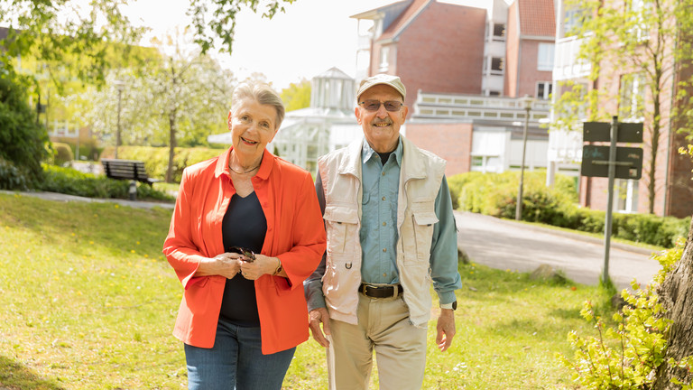 Seniorenpaar spaziert im Garten der Residenz am Wiesenkamp in Hamburg-Volksdorf – Einblick in betreutes Wohnen und hohe Lebensqualität