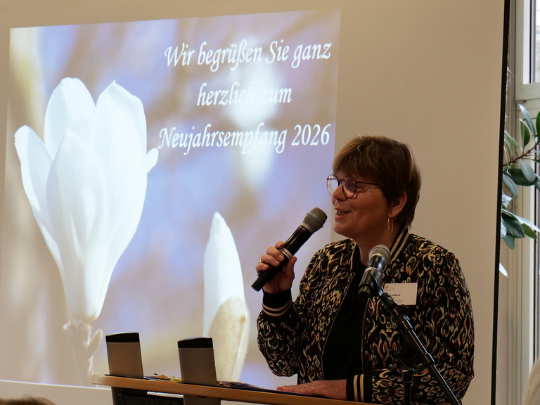 Sabine Kalkhoff begrüßt in ihrer Funktion als Gesamtleitung der Residenz am Wiesenkamp in Hamburg Volksdorf die Gäste des Neujahrsempfangs 