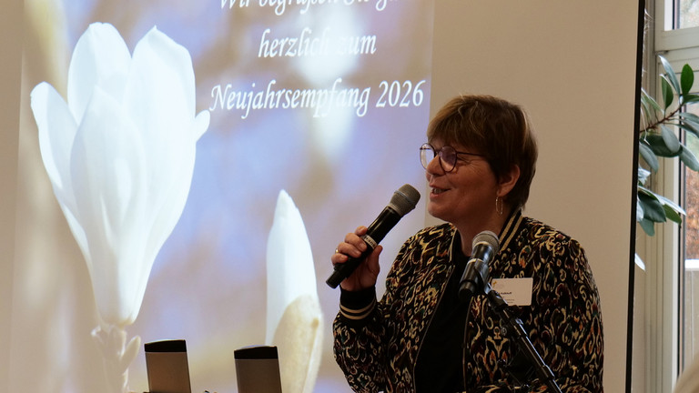 Sabine Kalkhoff begrüßt in ihrer Funktion als Gesamtleitung der Residenz am Wiesenkamp in Hamburg Volksdorf die Gäste des Neujahrsempfangs 