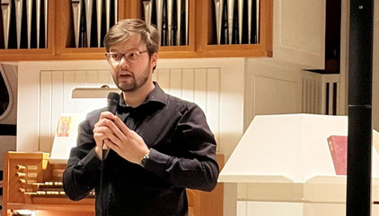 Kantor Matthias Berges vom Jugendchor der Kantorei Poppenbüttel begrüßt die Gäste beim Konzert in der St. Michaelskapelle auf dem Gesundheitscampus Volksdorf am Evangelischen Amalie Sieveking Krankenhaus in Hamburg. Kantor Matthias Berges vom Jugendchor der Kantorei Poppenbüttel begrüßt die Gäste beim Konzert in der St. Michaelskapelle auf dem Gesundheitscampus Volksdorf am Evangelischen Amalie Sieveking Krankenhaus in Hamburg.