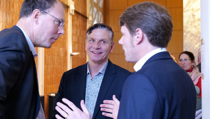 Andreas Schneider, Andreas Mende und Thorsten Minuth unterhalten sich bei der Weihnachtsfeier 2025 von Amalie Sieveking Krankenhaus, Residenz am Wiesenkamp, Feierabendhaus Volksdorf und Albertinen Kindertagesstätte Volksdorf auf dem Gesundheitscampus Volksdorf in Hamburg Andreas Schneider, Andreas Mende und Thorsten Minuth unterhalten sich bei der Weihnachtsfeier 2025 von Amalie Sieveking Krankenhaus, Residenz am Wiesenkamp, Feierabendhaus Volksdorf und Albertinen Kindertagesstätte Volksdorf auf dem Gesundheitscampus Volksdorf in Hamburg