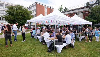 Besucherinnen und Besucher sitzen unter weißen Pavillons an Tischen und Sitzbänken auf einer Rasenfläche beim Sommerfest 2026 auf dem Gesundheitscampus Volksdorf des Evangelischen Amalie Sieveking Krankenhauses, der Residenz am Wiesenkamp, des Feierabendhauses Volksdorf und der Albertinen Kindertagesstätte Volksdorf. Besucherinnen und Besucher sitzen unter weißen Pavillons an Tischen und Sitzbänken auf einer Rasenfläche beim Sommerfest 2026 auf dem Gesundheitscampus Volksdorf des Evangelischen Amalie Sieveking Krankenhauses, der Residenz am Wiesenkamp, des Feierabendhauses Volksdorf und der Albertinen Kindertagesstätte Volksdorf.