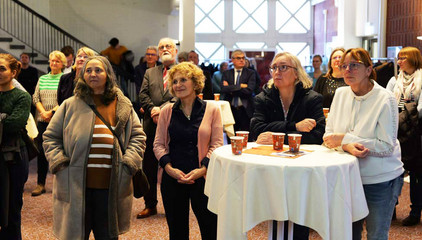 Mitarbeitende stehen im Amalie-Forum teilweise um Tische und blicken Richtung Rednerpult bei der Begrüßung zur Weihnachtsfeier 2025 von Amalie Sieveking Krankenhaus, Residenz am Wiesenkamp, Feierabendhaus Volksdorf und Albertinen Kindertagesstätte Volksdorf auf dem Gesundheitscampus Volksdorf in Hamburg Mitarbeitende stehen im Amalie-Forum teilweise um Tische und blicken Richtung Rednerpult bei der Begrüßung zur Weihnachtsfeier 2025 von Amalie Sieveking Krankenhaus, Residenz am Wiesenkamp, Feierabendhaus Volksdorf und Albertinen Kindertagesstätte Volksdorf auf dem Gesundheitscampus Volksdorf in Hamburg