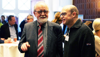 Der Ärztliche Direktor Prof. Dr. Ernst von Dobschütz unterhält sich mit einem Gast bei der Weihnachtsfeier 2025 von Amalie Sieveking Krankenhaus, Residenz am Wiesenkamp, Feierabendhaus Volksdorf und Albertinen Kindertagesstätte Volksdorf auf dem Gesundheitscampus Volksdorf in Hamburg Der Ärztliche Direktor Prof. Dr. Ernst von Dobschütz unterhält sich mit einem Gast bei der Weihnachtsfeier 2025 von Amalie Sieveking Krankenhaus, Residenz am Wiesenkamp, Feierabendhaus Volksdorf und Albertinen Kindertagesstätte Volksdorf auf dem Gesundheitscampus Volksdorf in Hamburg