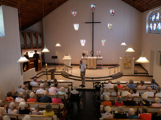 Blick in die nahezu voll besetzte St. Michaelskapelle während des Sommerkonzerts auf dem Gesundheitscampus Volksdorf Blick in die nahezu voll besetzte St. Michaelskapelle während des Sommerkonzerts auf dem Gesundheitscampus Volksdorf