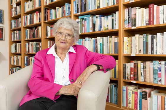 Eine Senioren sitzt im Sessel in der Bibliothek, enthaltene Leistungen im Wohngeld, Unterstützung im Alltag im Seniorenheim, Angebot in der Residenz am Wiesenkamp, Hamburg-Volksdorfdorf